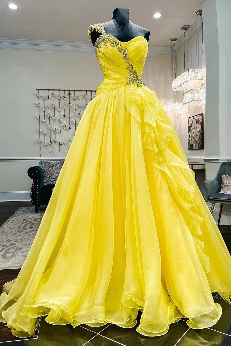 Vestido de fiesta con volantes y cuentas de un solo hombro